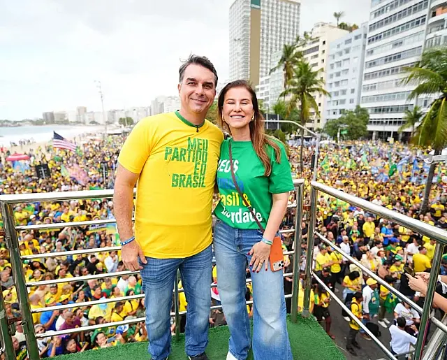 Flávio Bolsonaro participa de motociata no RJ e diz que ‘é o fim da era Lula’