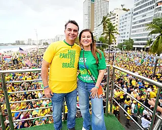Flávio Bolsonaro participa de motociata no RJ e diz que ‘é o fim da era Lula’