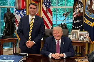 Trump diz que Flávio Bolsonaro e família são “boas pessoas” e sinaliza apoio à entrada do senador nos EUA