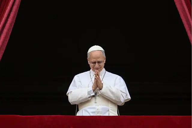 Papa Leão XIV se recupera bem de cirurgia no pulmão e celebra missa em hospital de Roma