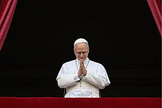 Papa Leão XIV se recupera bem de cirurgia no pulmão e celebra missa em hospital de Roma