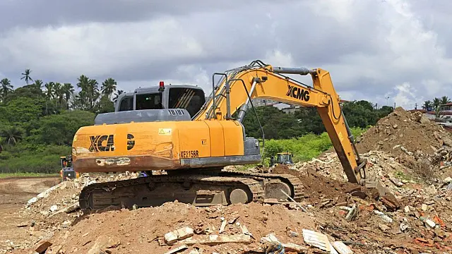 Máquina pesada sendo manobrada durante curso de operador
