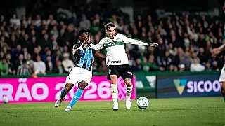 Grêmio vence o Coritiba no fim e deixa a zona de rebaixamento do Brasileirão mais próxima