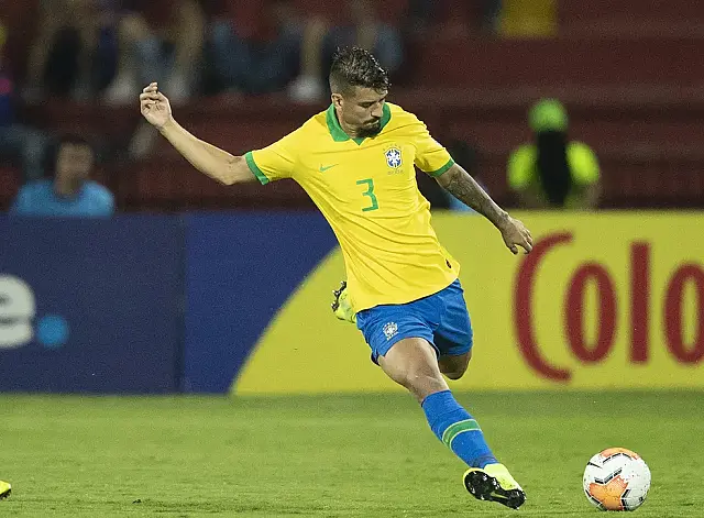 Santa Cruz negocia com zagueiro medalhista olímpico pela Seleção Brasileira e acerta pré-contrato com atacante