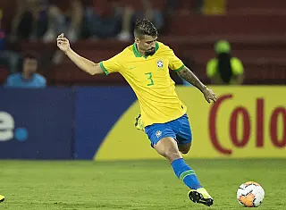 Santa Cruz negocia com ex-zagueiro do Vasco e acerta pré-contrato com atacante para 2027