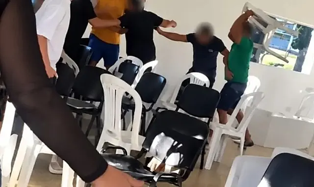Igreja é invadida, pastor é agredido com cadeira e ameaçado de morte