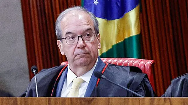 Ministro Villas Bôas Cueva durante sessão de julgamento no plenário do Tribunal Superior Eleitoral.