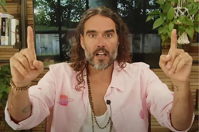 Ator Russell Brand começa a ser julgado por estupro e abusos sexuais em Londres: "predador implacável"