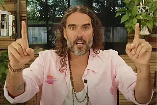 Ator Russell Brand começa a ser julgado por estupro e abusos sexuais em Londres: "predador implacável"