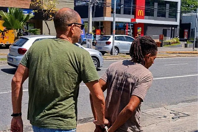 Polícia Civil prende homem em flagrante por importunação sexual em ônibus no Recife; agressor acumula histórico de abusos