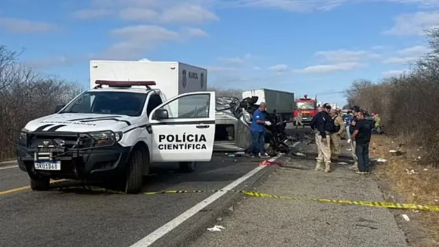 Equipe da Polícia Científica no local de acidente em rodovia