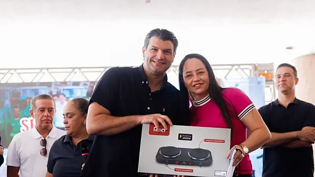 Prefeito Leo Bezerra durante entrega de premiação a servidor