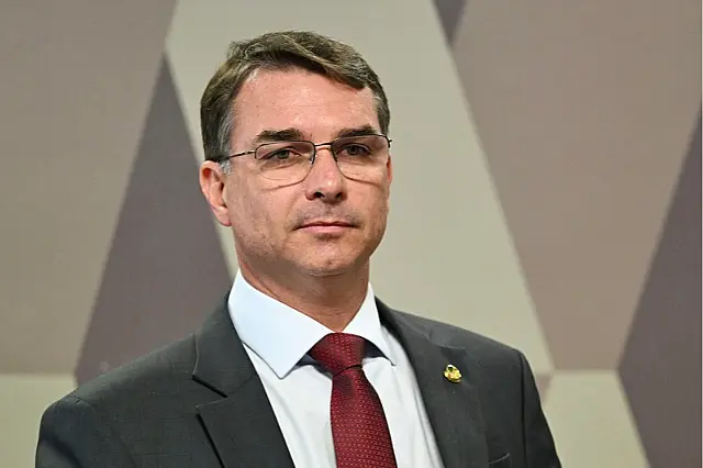 Polícia Federal apura possível fuga de Flávio Bolsonaro para os Estados Unidos