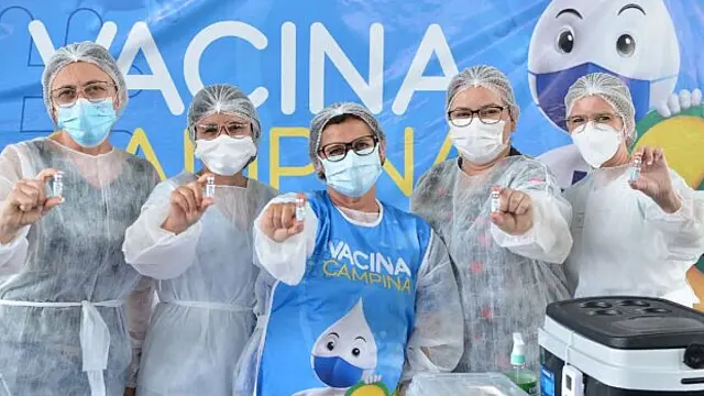 Profissionais de saúde posam com vacinas que estarão disponíveis no Dia D de Multivacinação em Campina Grande.