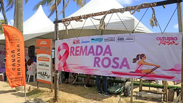 Painel do evento Remada Rosa na praia do Bessa