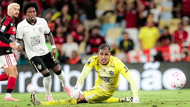 Flamengo vence Atlético-MG com pênalti polêmico no fim e retoma liderança do Brasileirão