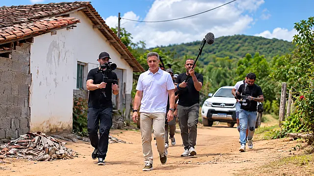 Luciano Huck visita Bananeiras, na Paraíba, e conhece história do artista Matheus Matias