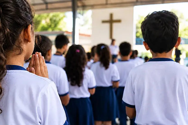MP recomenda fim de orações como atividade oficial em escolas públicas após denúncia sobre Pai-Nosso