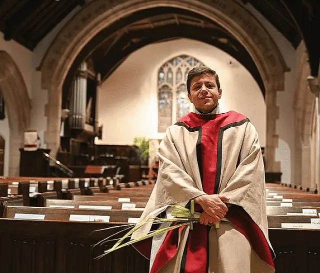 Padre transexual assume cargo e passa a liderar igreja