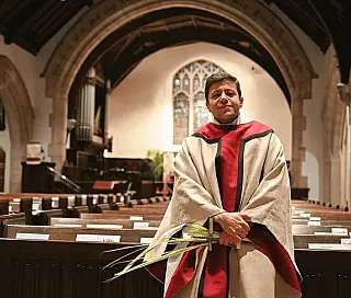Micah Cronin faz história como primeiro homem trans a liderar uma catedral nos EUA