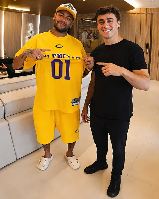 Neymar faz gesto com número 22 ao lado de Nikolas Ferreira a dois dias do segundo turno