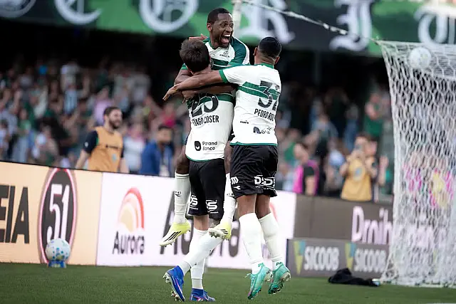 Coritiba vence o Vitória por 2 a 0 e respira na luta contra o rebaixamento