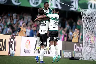 Coritiba vence o Vitória por 2 a 0 e respira na luta contra o rebaixamento