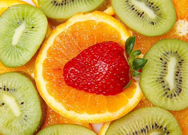 Cinco frutas que ajudam na produção de colágeno e contribuem para uma pele mais bonita