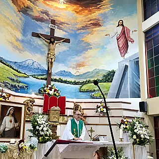 Padre morre após cruz cair sobre ele durante missa transmitida ao vivo