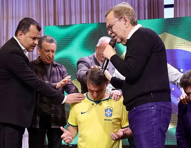 Flávio Bolsonaro fala em oração pelo Brasil e critica governo ao mencionar “pacto com o demônio”