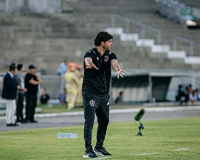 Victor Ferraz mira permanência no Botafogo-PB e projeta futuro como treinador em 2027
