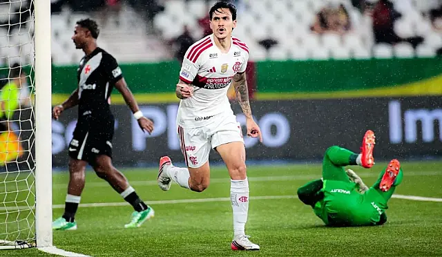 Flamengo goleia Vasco por 4 a 1 e abre três pontos de vantagem sobre o Palmeiras
