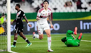 Flamengo goleia Vasco por 4 a 1 e abre três pontos de vantagem sobre o Palmeiras