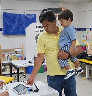 Mendonça Filho vota no Recife e projeta mais de 52% para Flávio Bolsonaro