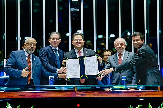 Congresso promulga fim da escala 6x1; jornada 5x2 deve começar em 60 dias