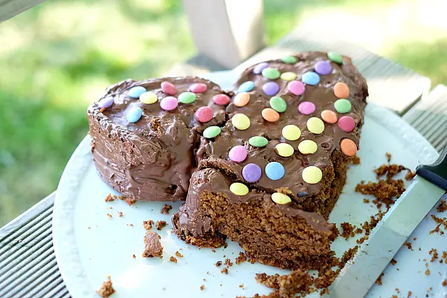 Bolo de chocolate para o Dia das Crianças: veja receita fácil com cobertura de brigadeiro